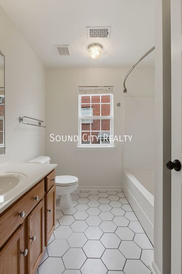 Building Photo - 5112 Bay Overlook Dr