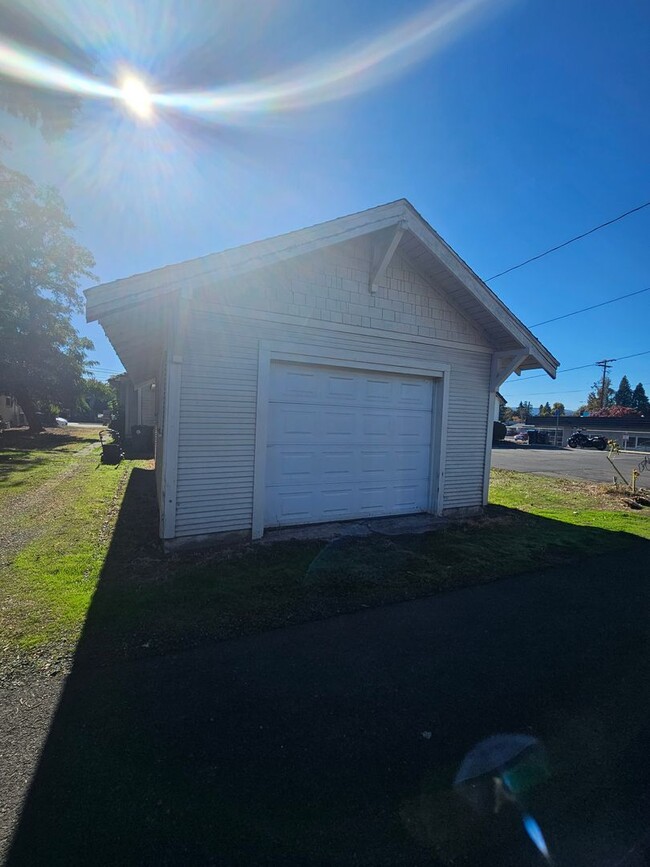 Building Photo - 1/2 OFF FIRST MONTH'S RENT! Charming 2 Bedroom with Bonus/Laundry Room