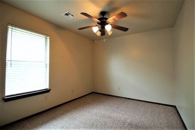 Building Photo - Gorgeous 4 Bed 2 Bath in Gated Community