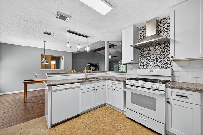 Building Photo - 802 Cascade Creek Dr