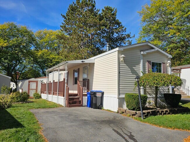 Building Photo - 6 Orchard Grv