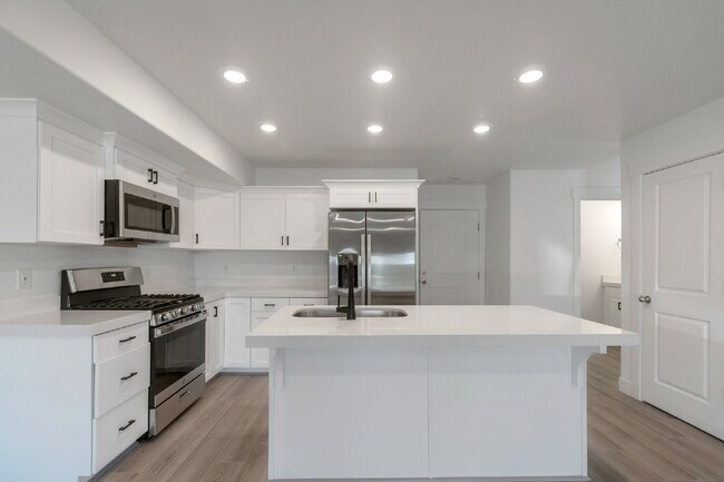 Building Photo - 2 Wks FREE | Modern 3-Bedroom, 2.5-Bathroom Townhome Near Highway 6 and I-15 - END UNIT