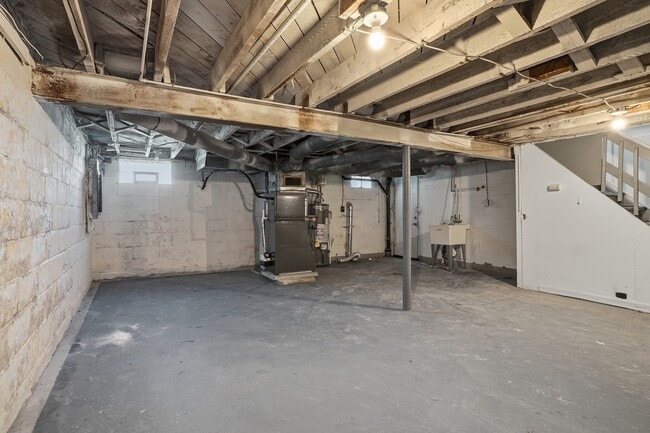 Building Photo - 624 Elm Dr