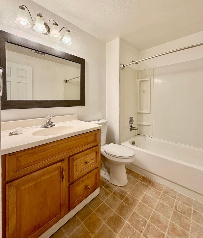 Building Photo - 1 Bed / 1 Bath Bellevue condo $1,795/month
