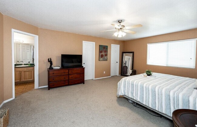 Building Photo - Spacious 5-Bedroom Home on 5 Acres with Panoramic Mountain Views & Endless Possibilities