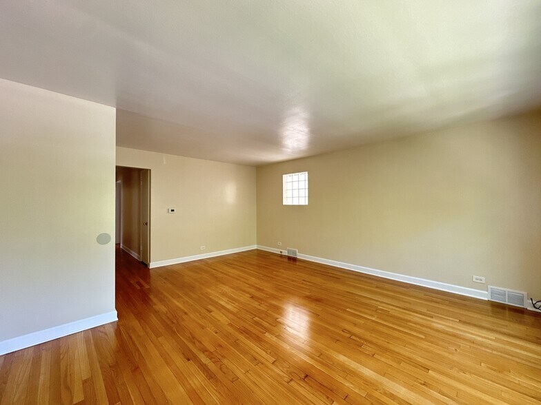 Building Photo - 5534 N Campbell Ave