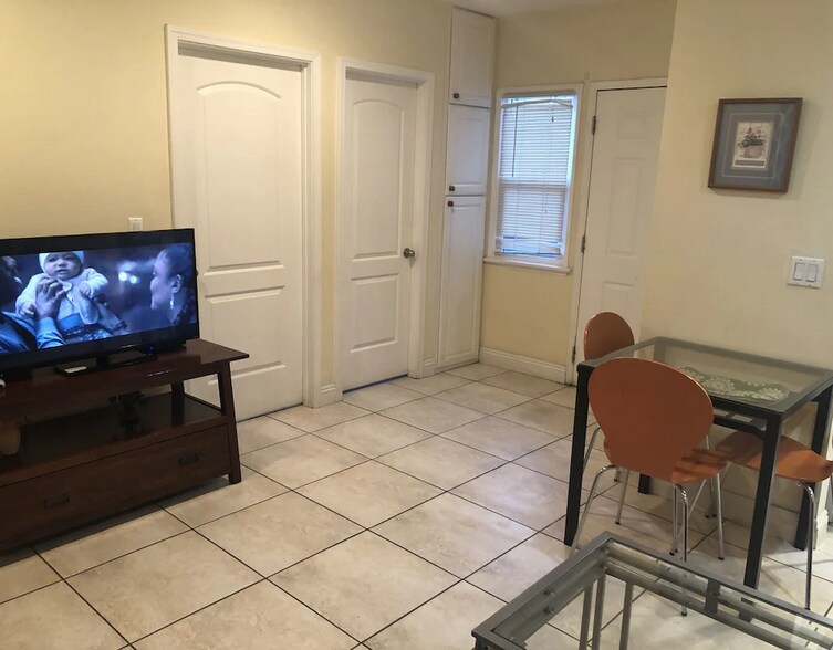 Building Photo - 245 W Elm Ave