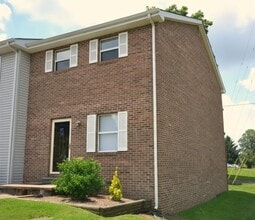 Building Photo - 121 Scenic Pk Pl