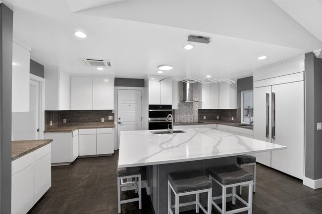 Building Photo - 513 Meadowbrook Dr