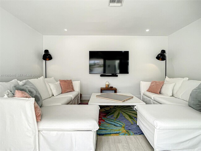 Building Photo - 104 Angelfish Ln