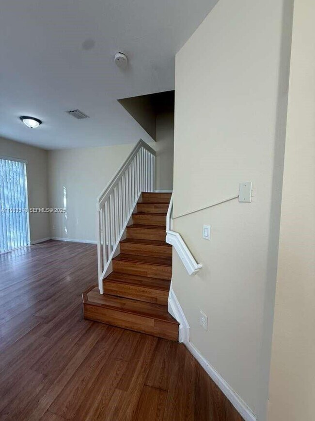 Building Photo - 448 NE 21st Ave