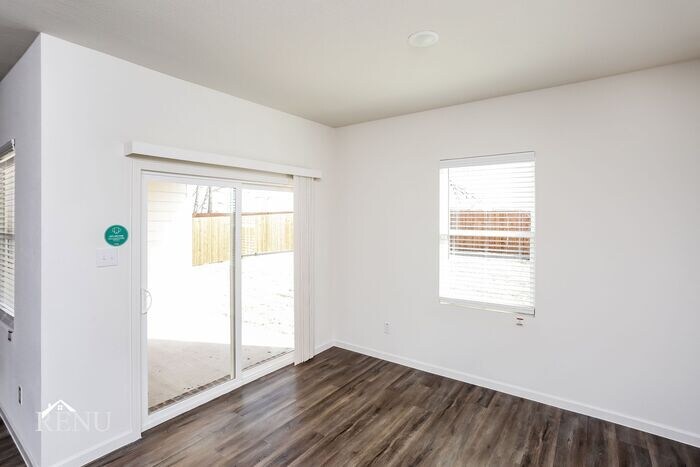 Building Photo - 471 London Dr