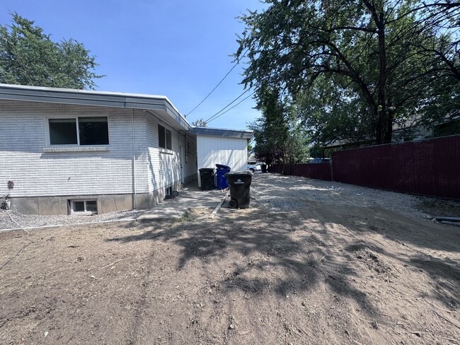 Building Photo - 880 E 200 N