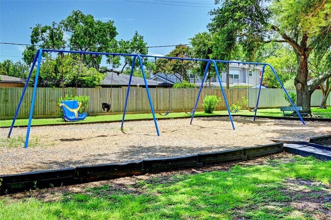 Building Photo - 921 Marine Dr