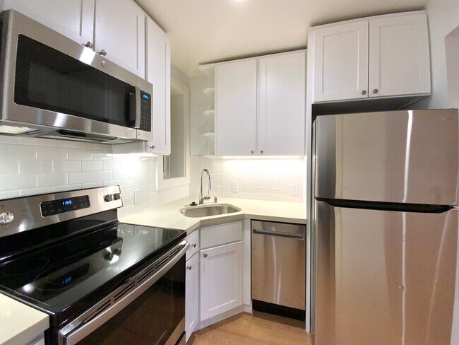 Building Photo - REMODELED 1BR in Haight! Yard Access. IN-UNIT LAUNDRY! DISHWASHER!