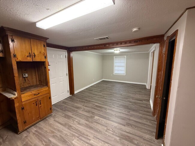Building Photo - Spacious 3 Bedroom 1  Bath home with Appliance and Washer/Hookup.