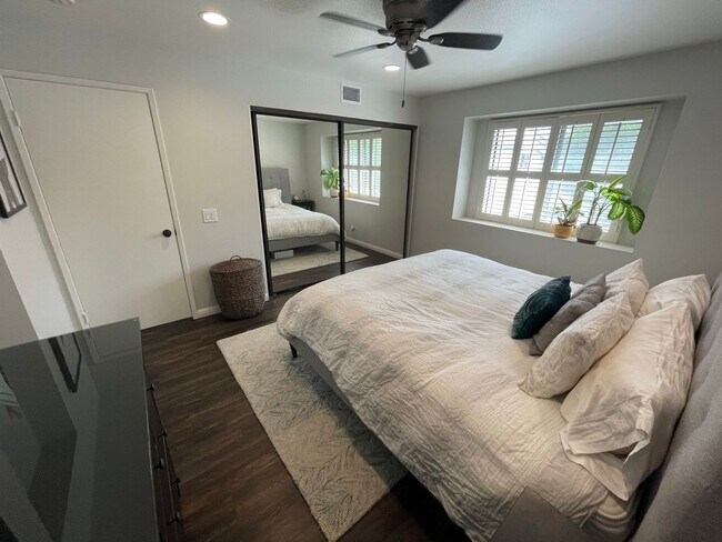 Building Photo - **Coming Soon** 2-Level Loft Condo with Re...