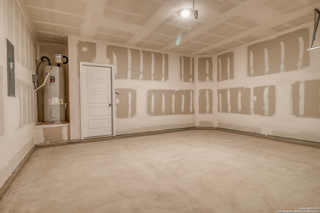 Building Photo - A charming 4 beds and 2.5 bath is now ready!