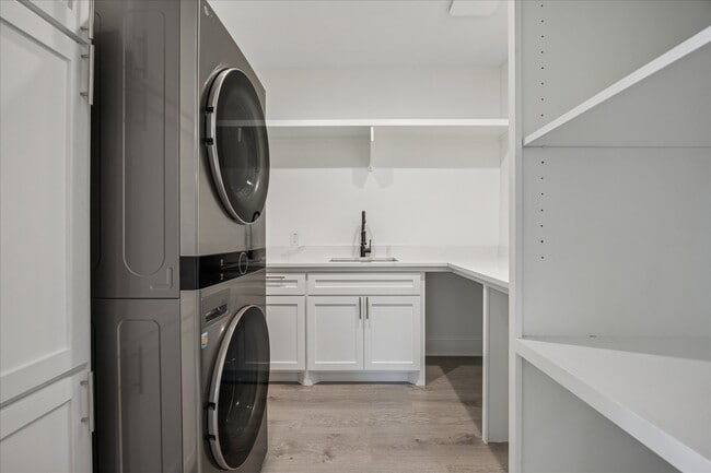 Building Photo - 515 E 9th St