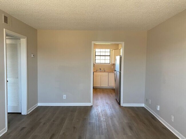 Building Photo - Renovated East Nash Duplex!