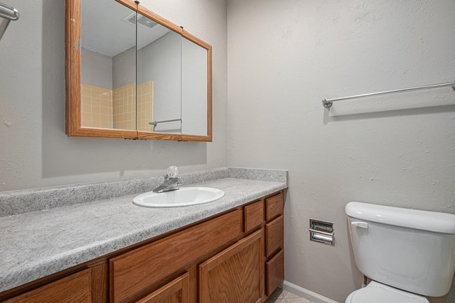 Building Photo - Charming Townhouse with Gas Fireplace & Basement Retreat in Columbine Lakes Community!