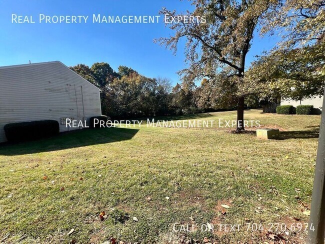 Building Photo - 3021 Heathstead Place