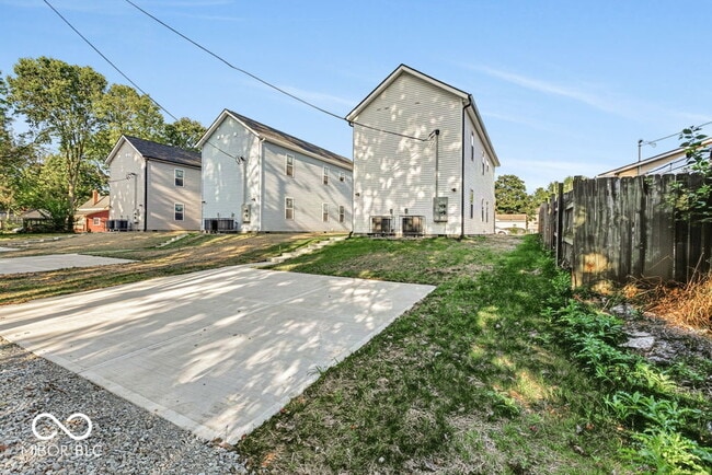 Building Photo - 4456 Caroline Ave