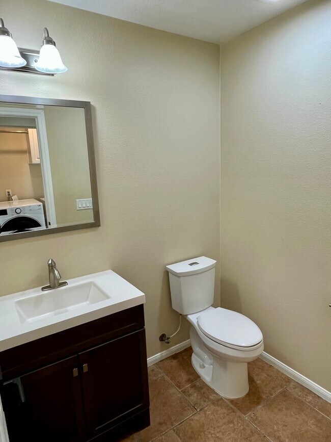 Building Photo - Beautiful 3 bed 2 bath townhome