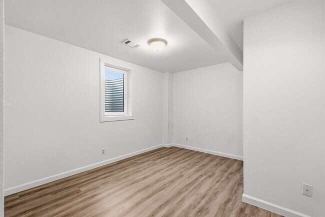 Building Photo - 4 bedroom / 2 bath / Beautifully Updated