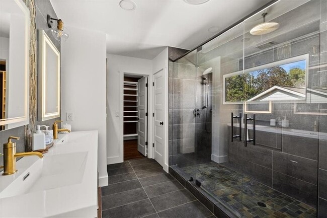 Building Photo - 425 Mikasa Dr