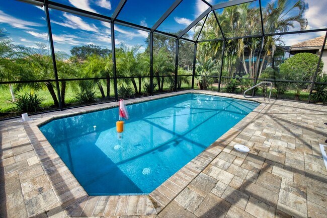 Building Photo - Seasonal Short-Term Single Family Pool Home in Pelican Pointe Golf & Country Club!