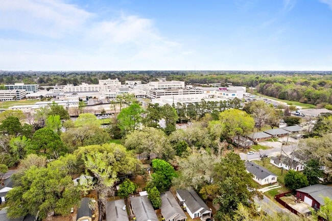 Building Photo - 1301 E 67th St