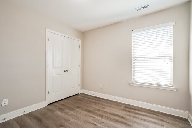 Building Photo - 170 Davelyn Ct