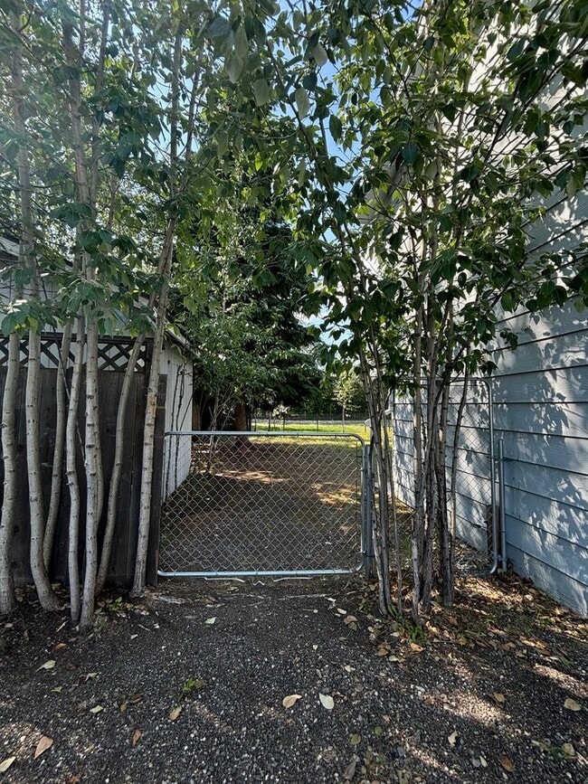 Building Photo - 3 bedroom home /  Fenced in yard / 1 Car Garage
