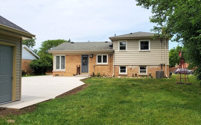 Building Photo - 4715 W Lake Ave