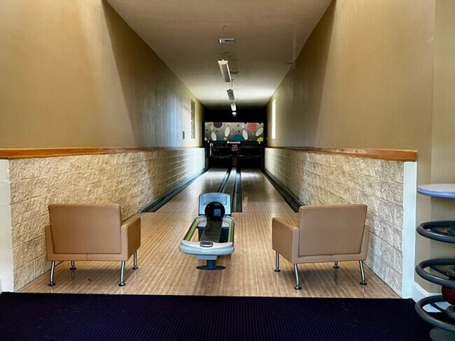 Building Photo - MOVE IN NOW! 2x2 WITH FRESH INTERIOR PAINT & LAMINATE WOOD FLOORING! PRIVATE BALCONY!!!