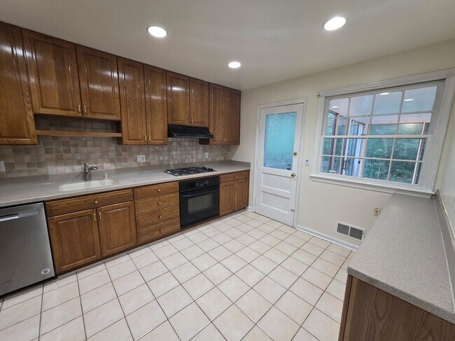 Building Photo - 612 Kenbrook Dr