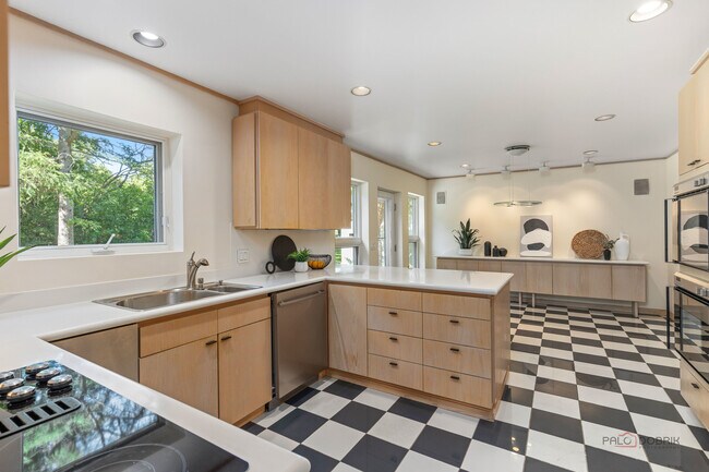 Building Photo - 1660 Hertel Ln