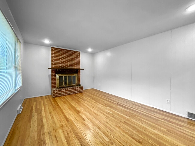 Building Photo - Charming and Spacious 4-Bedroom, 2-Bathroo...