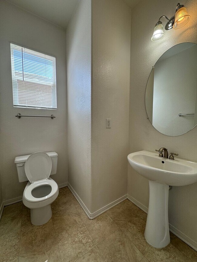 Building Photo - Victorville 3 Bedroom Home