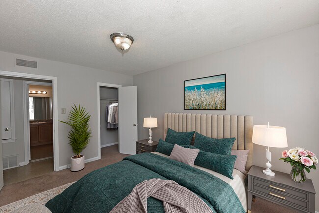 Building Photo - Hillcrest Apartments