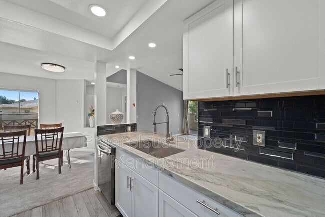 Building Photo - 2035 Lakeridge Cir