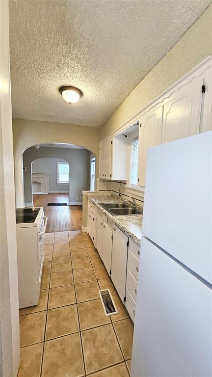Building Photo - 1136 N Villa Ave