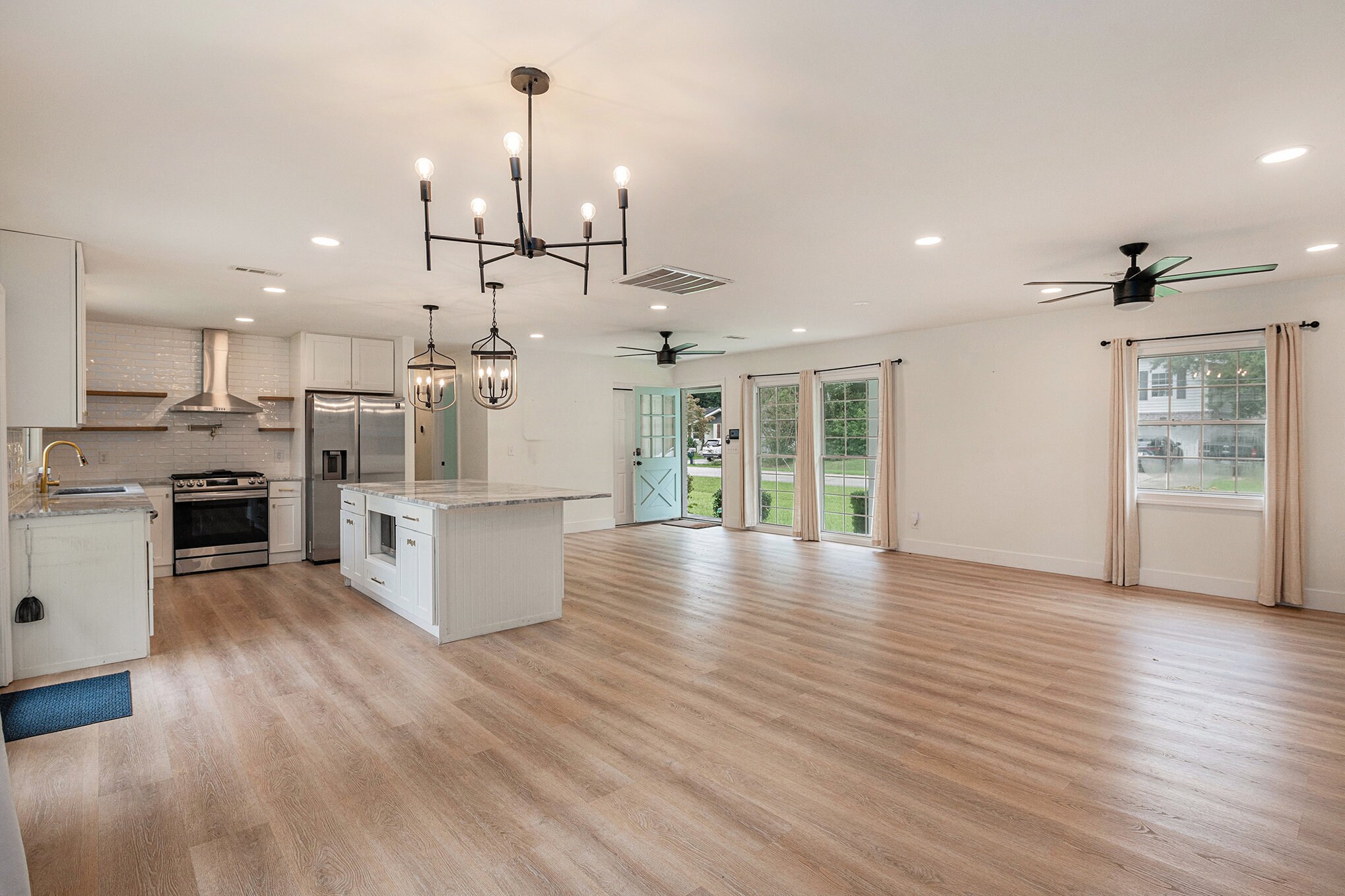 Living/dining area - 1816 Gippy Ln