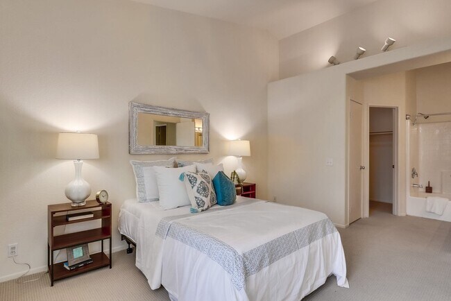 Building Photo - Beautiful Aliso Viejo Condo in the Seagate Colony-2/2