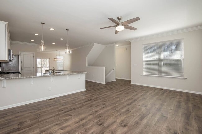 Building Photo - Four Bedroom Townhome!