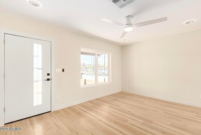 Building Photo - 902 E Fairmount Ave