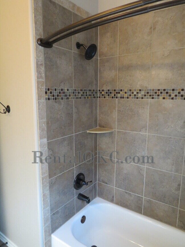 Building Photo - Stunning 3 Bed/2 Bath with office with bea...