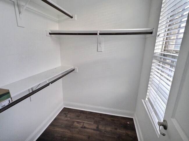 Building Photo - 557 Reale Dr