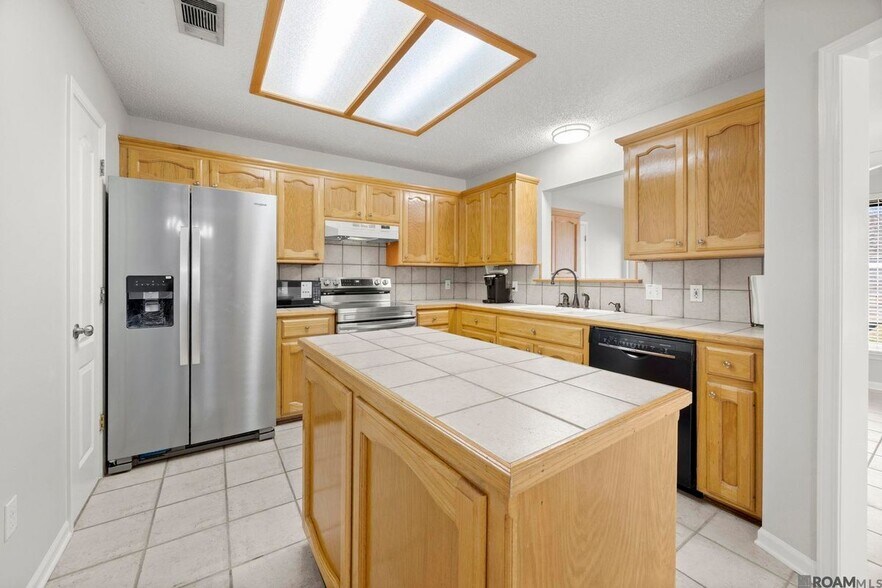 Building Photo - 18596 White Oak Dr